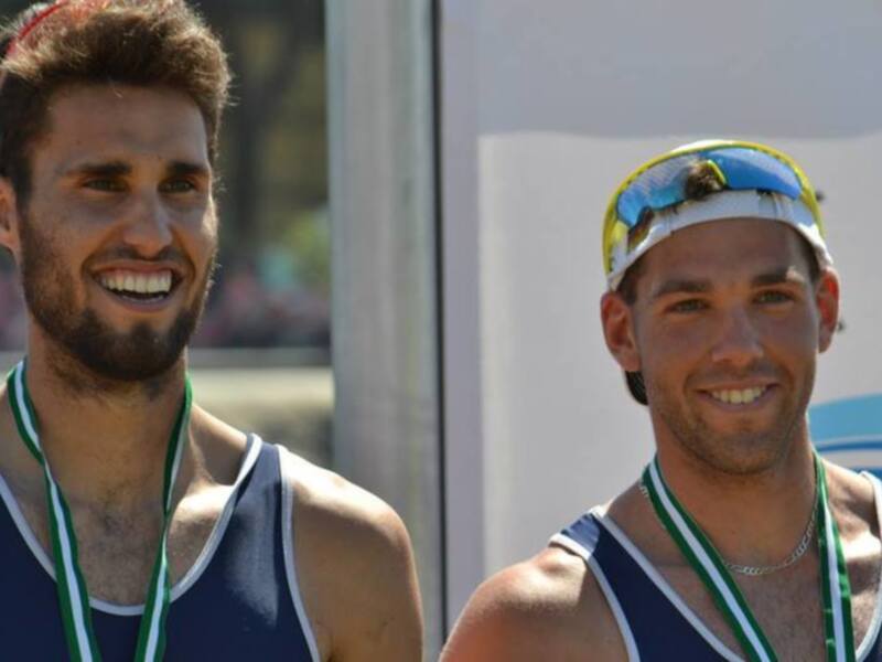 Dos atletas sonrientes con medallas, posiblemente después de una competición de atletismo.