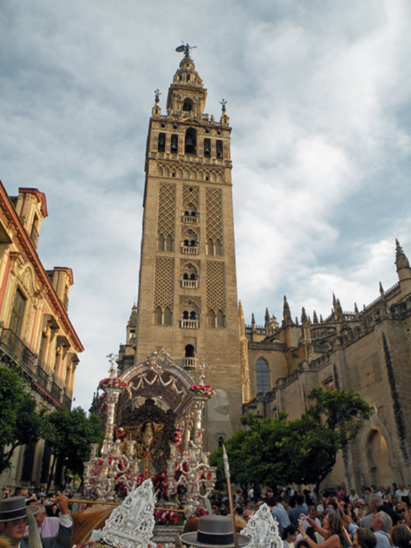 Sevilla. El Simpecado del Rocío de Sevilla, fue trasladado de vuelta a su sede de la Colegiata del Salvador.