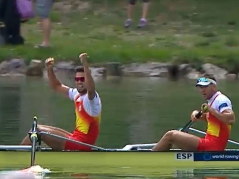 Triunfo en el remo: dos competidores celebran su victoria en el agua.