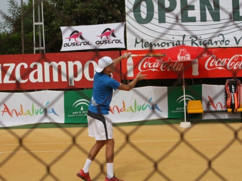 Jugador de tenis en acción durante el Memorial Ricardo Villella Open, patrocinado por Coca-Cola y Austral.