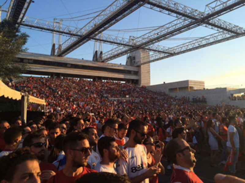 Cientos de personas reunidas en un estadio, apoyando a su equipo durante un evento deportivo.