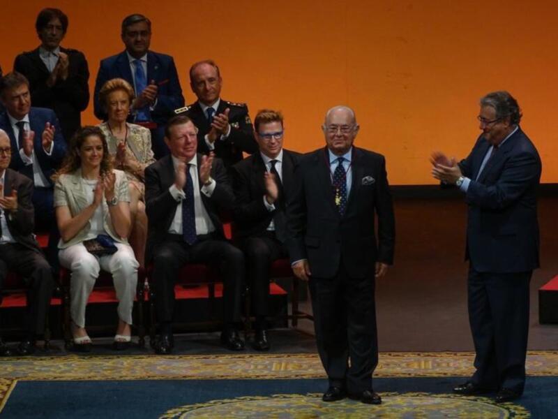 Celebración en un evento formal con aplausos y reconocimientos.