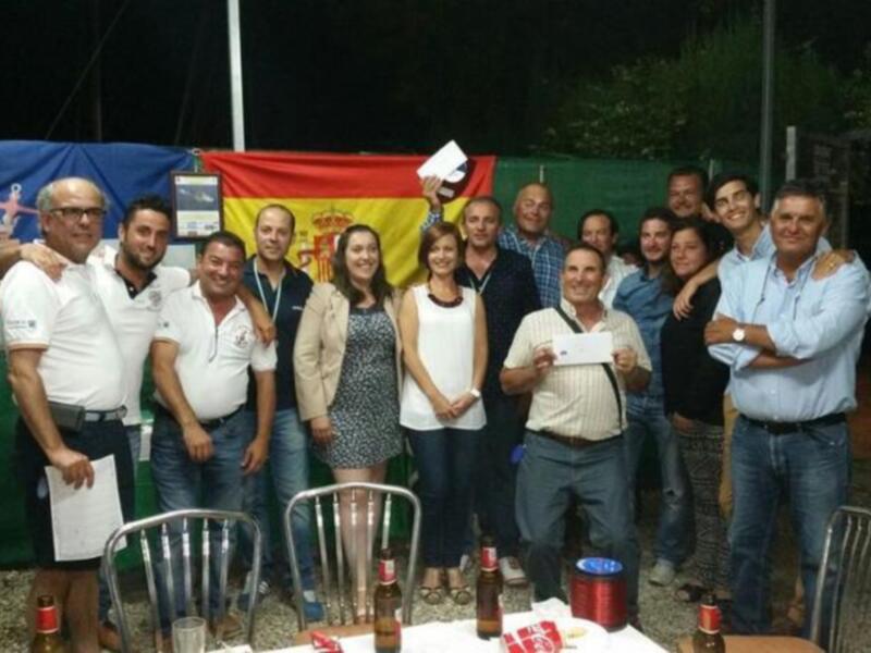 Celebración con banderas españolas y asturianas, reunión de amigos al aire libre.