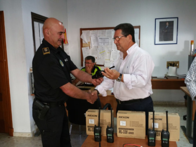 Antonio Peña entrega a la Policía Local cinco equipos portátiles de intercomunicación y uno más para coche patrulla(Chipiona)