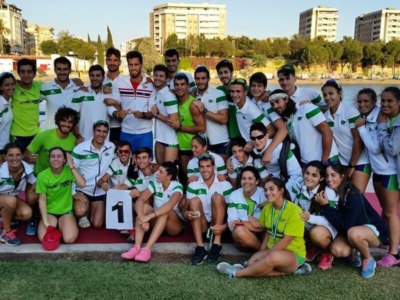 Equipo de fútbol celebrando una victoria en un estadio con el número 1 en el fondo.