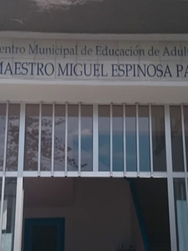Centro Municipal de Educación de Adultos Maestro Miguel Espinosa PAU, ubicado en Chipiona, Cádiz, España.