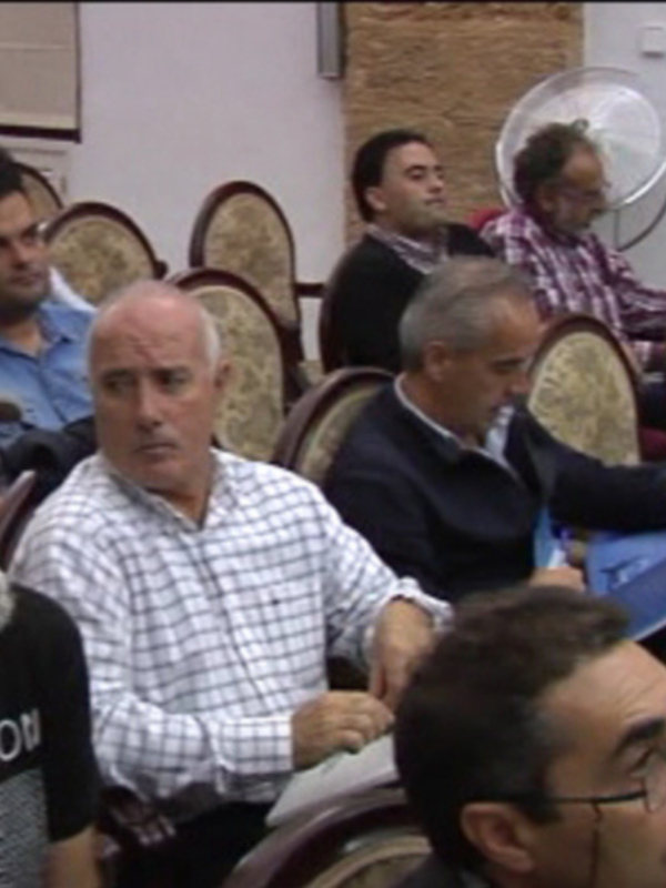 Auditorio lleno de personas participando en una reunión o conferencia.