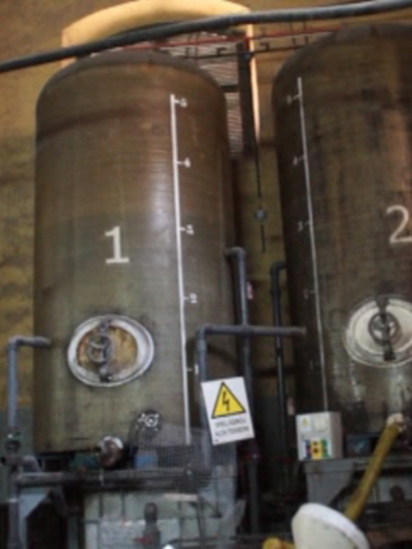 Tanques de almacenamiento en una instalación industrial con marcaciones numéricas y tuberías conectadas.
