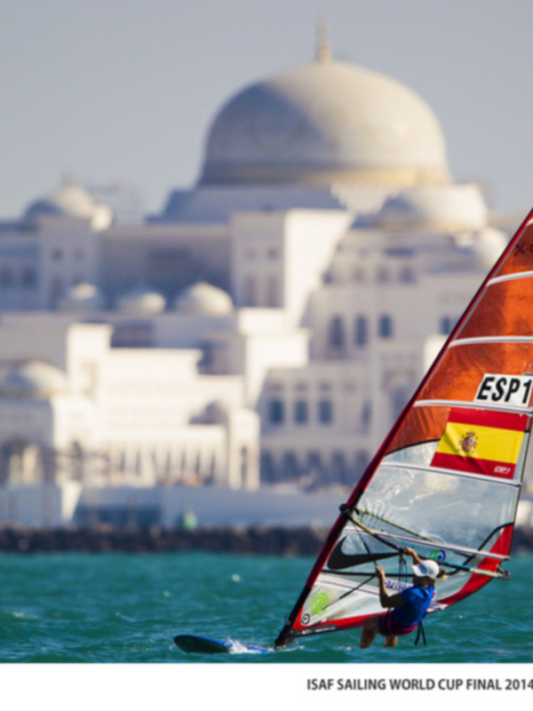 Competidor en el ISAF Sailing World Cup Final 2014 en Abu Dhabi, con el Palacio de los Presidentes de fondo.