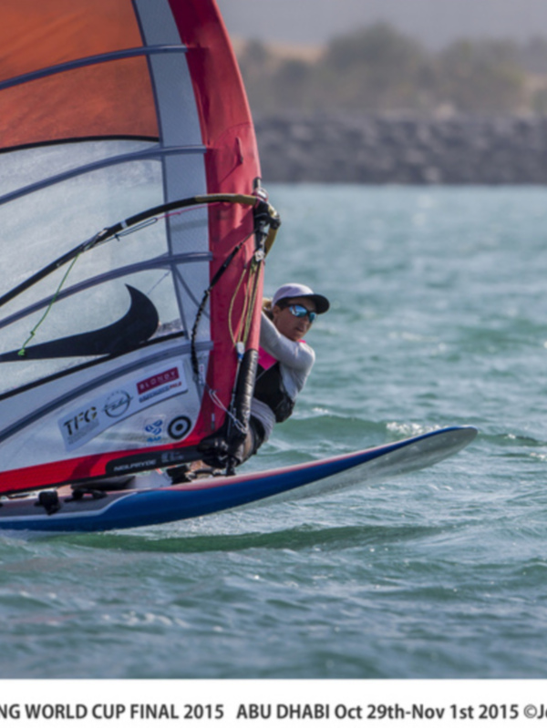 Competidor español en acción durante la ISAF Sailing World Cup Final 2015 en Abu Dhabi.