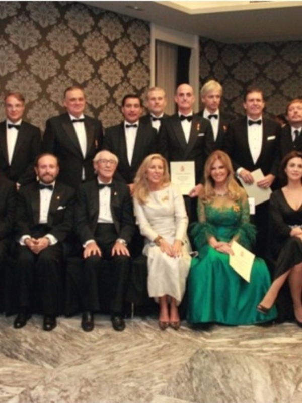 Premio y reconocimiento a un grupo de personas en un evento formal.