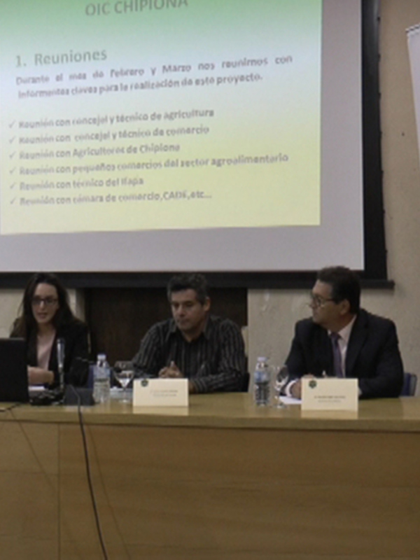 Reunión de trabajo en Chipiona Centro, con presentación sobre reuniones y proyectos agrícolas.