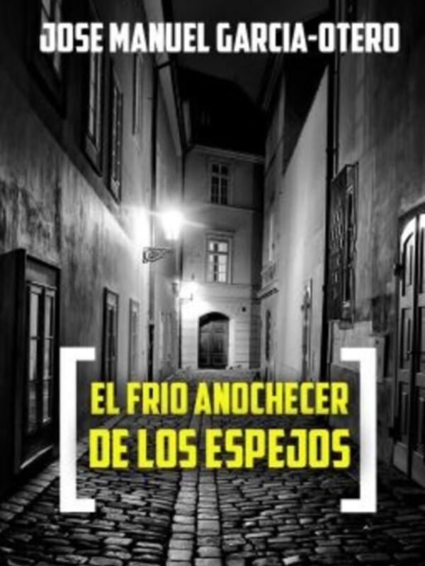 Callejón nocturno con calles adoquinadas, iluminado por una lámpara de calle, con el texto 'El frío anochecer de los espejos' en el centro.
