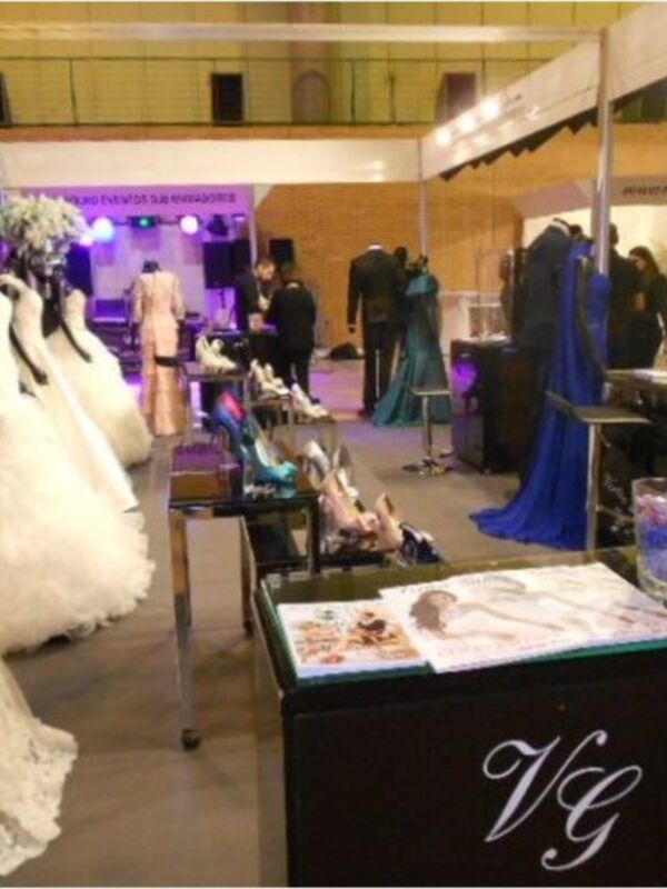 Exposición de vestidos de novia en un evento de bodas.