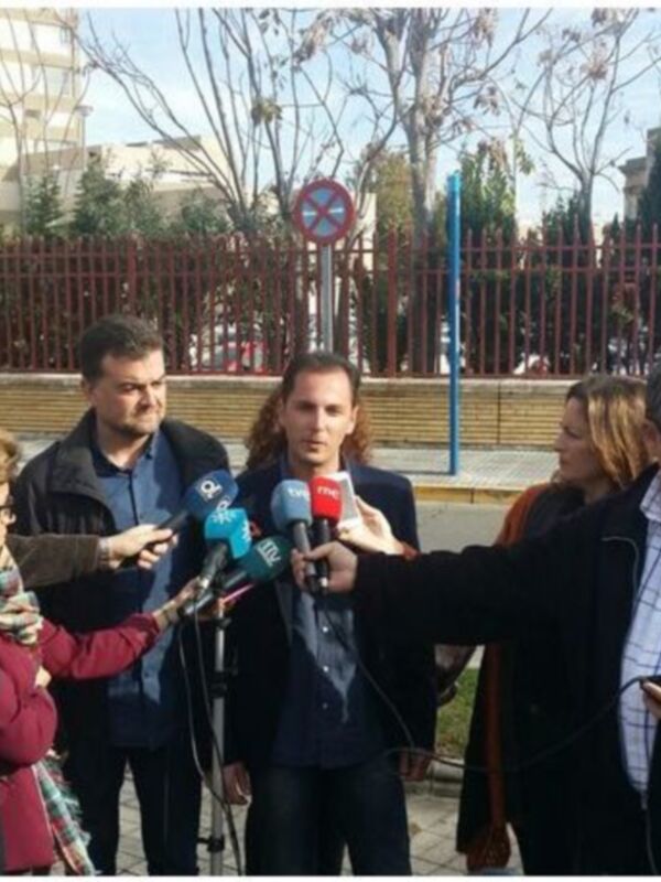 Entrevista colectiva en una plaza urbana con periodistas y funcionarios.