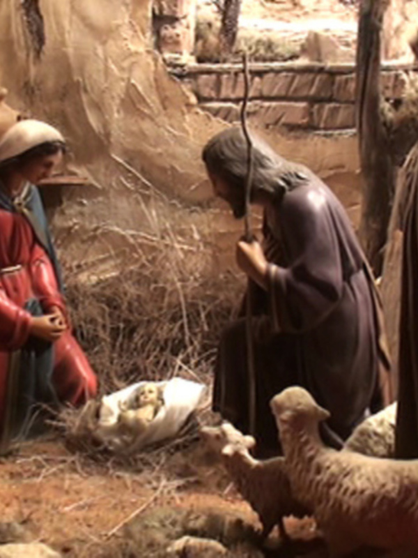 Representación de la natividad con la Virgen, el Niño Jesús y pastores en un belén