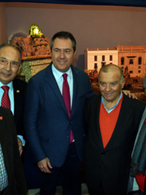 Sevilla. El alcalde de Sevilla visitó el Belén de la Solidaridad.