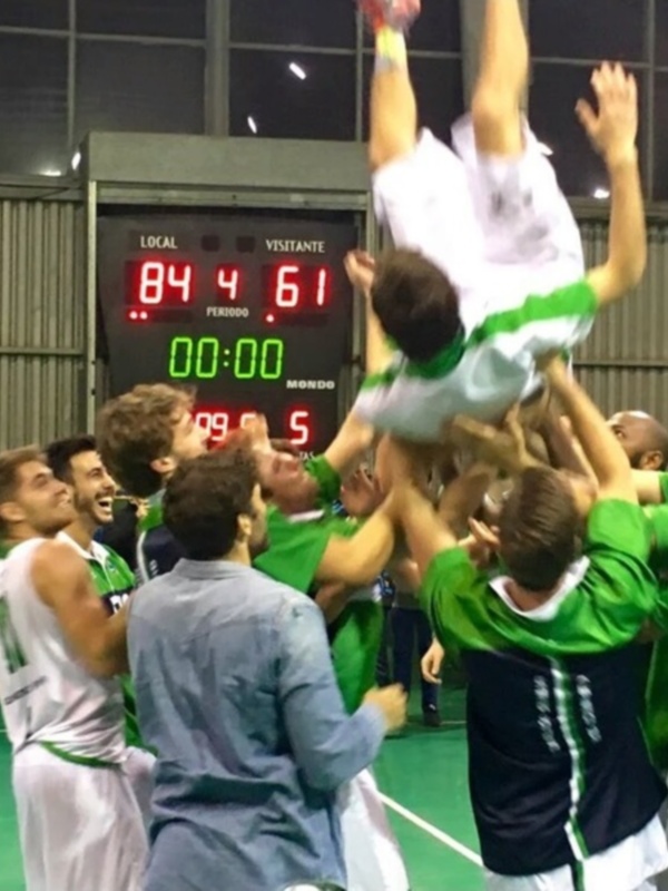 Celebración de un equipo de baloncesto tras ganar el partido.