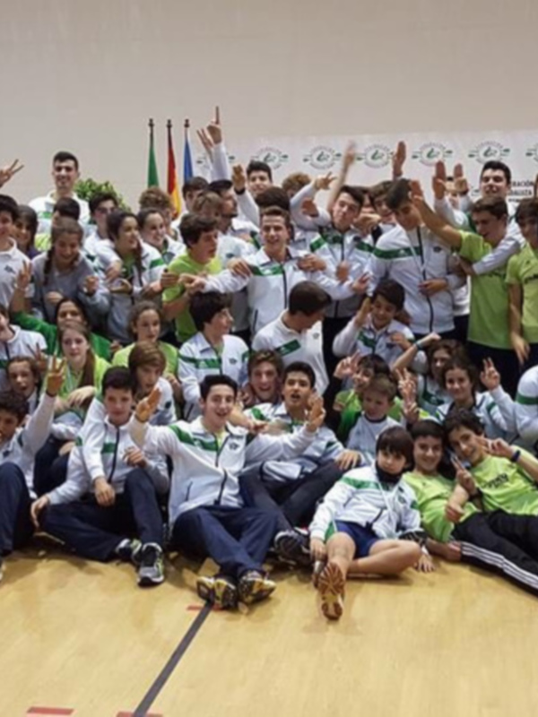 Equipo de fútbol celebrando su victoria en un torneo deportivo.