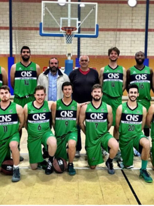 Equipo de baloncesto CNS posando en el pabellón.