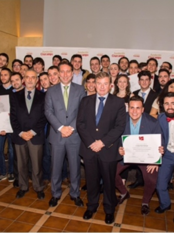 Gente en un evento de premiación, posando con sus diplomas. El fondo muestra una pantalla con el logo de la Fundación Cisurango.