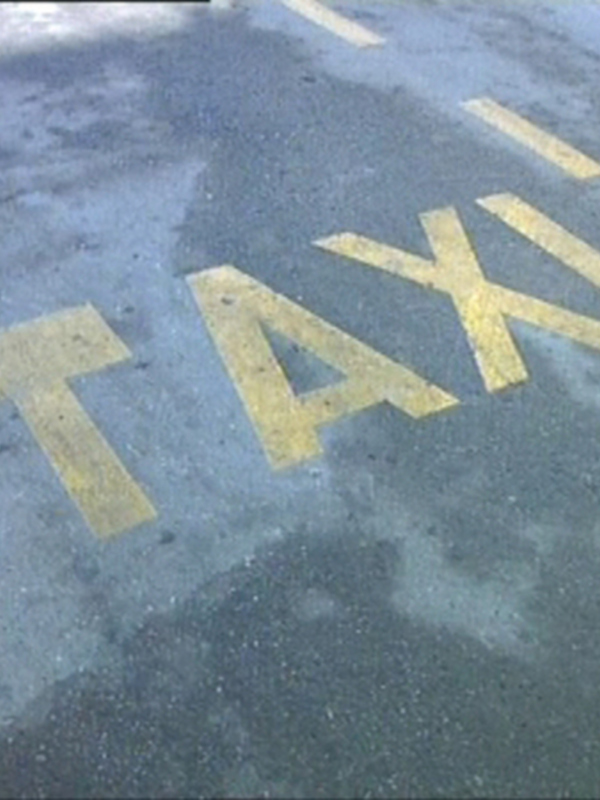 Marcas de taxi pintadas en el suelo de una calle.