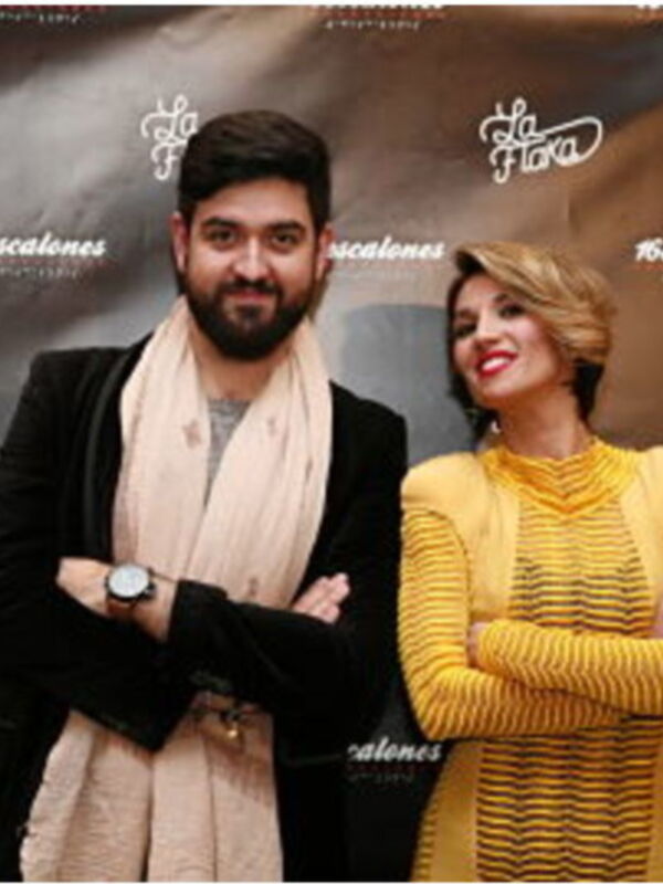 Dos personas posando frente a un fondo con el logo de 'La Flora' y el texto '16 Escalones'.