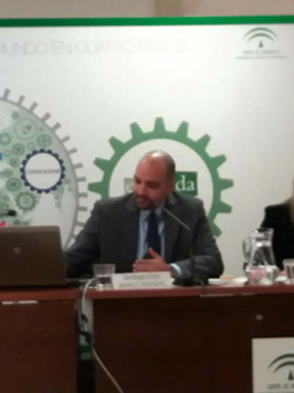 Panel de expertos en una conferencia sobre innovación y desarrollo sostenible.