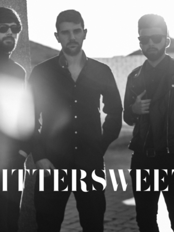 Tres músicos en blanco y negro con el texto 'BITTERSWEET' en la parte inferior