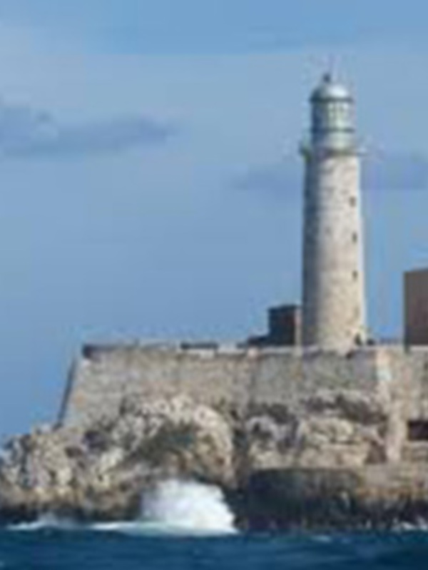 El faro de La Habana, Cuba, con el mar y el cielo azul en el fondo.