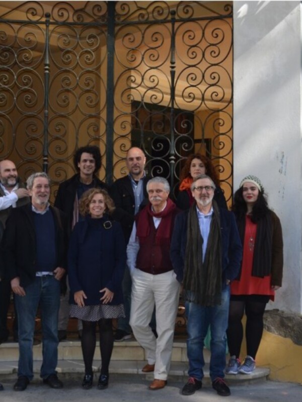 Equipo de teatro posando frente a la entrada del Teatro Lope de Vega.