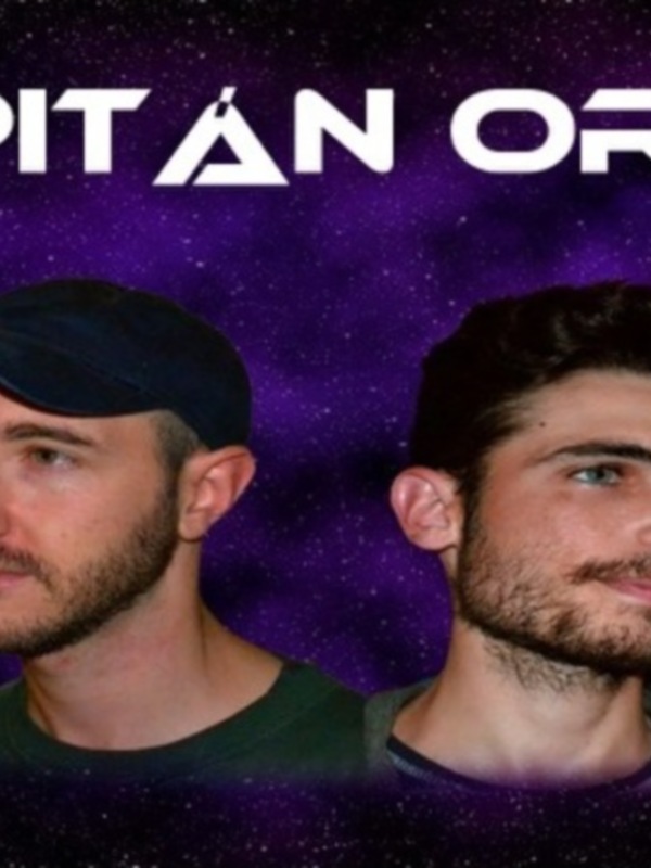 Dos personas contra un fondo de espacio estrellado con el texto 'CAPITÁN ORIÓN'