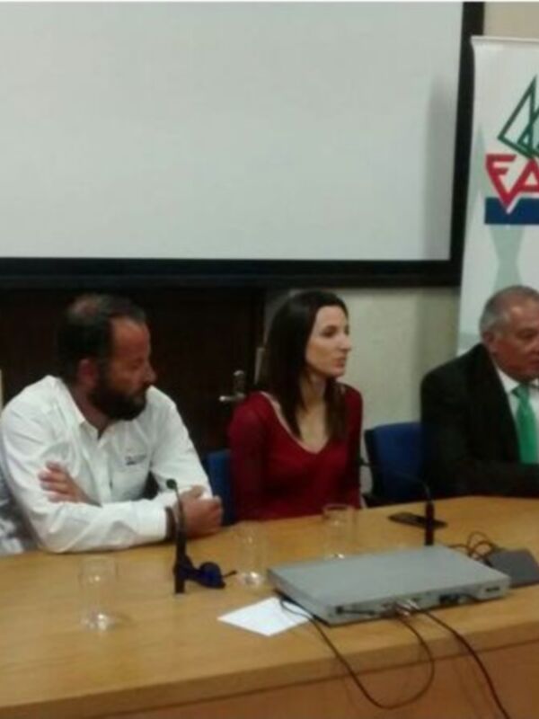 Conferencia de prensa de la Federación Andaluza de Vela en una sala con paneles y microfonos.