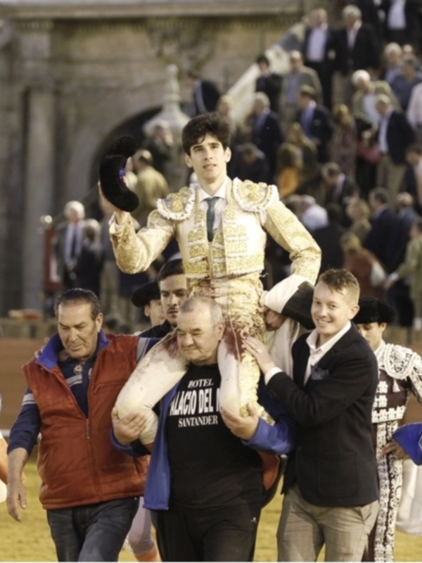 Torero celebrado por sus compañeros en el centro de la plaza de toros.