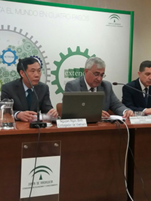 Conferencia de prensa en la Embajada de Vietnam en Madrid, con varios funcionarios en el escenario.