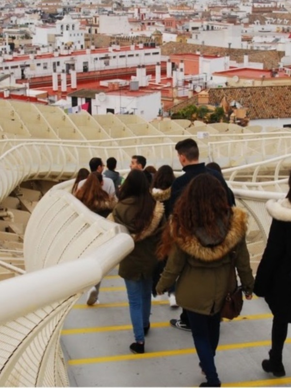 Vista panorámica de un barrio con edificios blancos y rojos, incluyendo el Metropol Parasol en el centro de la imagen.