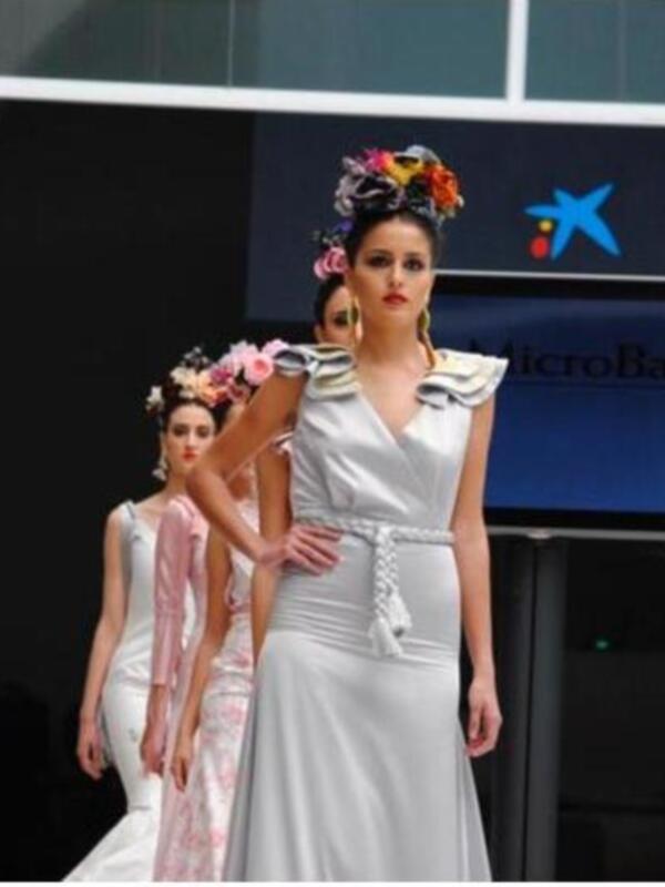 Modelos presentando vestidos de gala en una pasarela de moda.