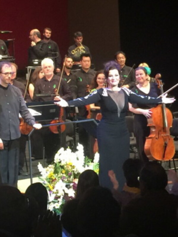 ERIKA LEIVA PONE EN PIE EL TEATRO MAESTRANZA EN EL CONCIERTO DE FERIA