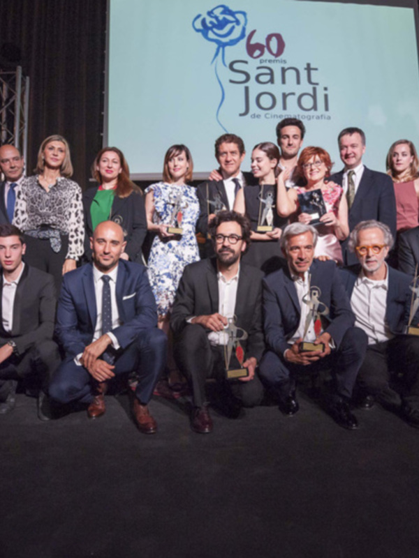 Ganadores de los Premios Sant Jordi 2023 posan con sus premios en el escenario.