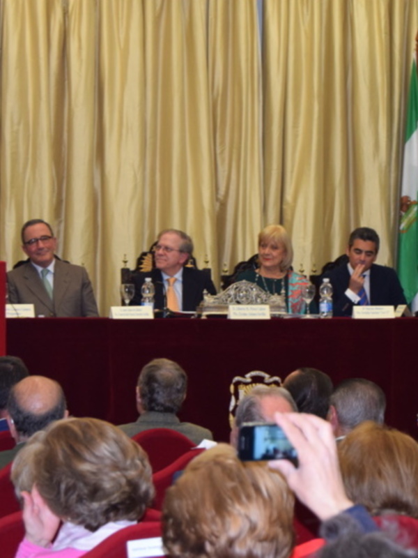 Conferencia de prensa en el Palacio de la Aduana, Sevilla, con varios miembros de la Junta de Andalucía en el escenario.