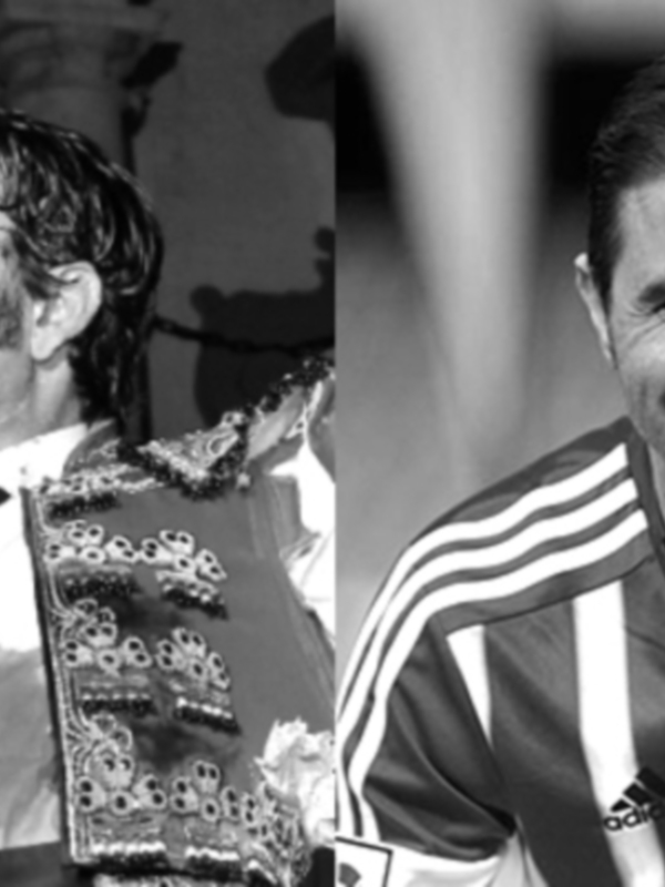 Dos personajes históricos, uno vestido con traje de torero y el otro con camiseta de fútbol, posiblemente representando a figuras importantes en la historia de México.