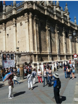 Continúan las colas de turistas en los accesos a los principales monumentos