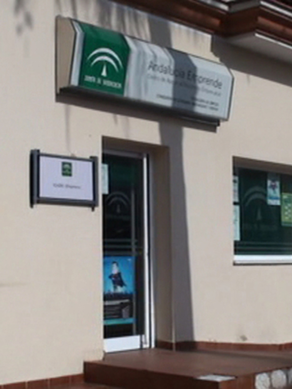 Entrada del Centro de Asesoramiento Empresarial de Andalucía Emprende en una fachada de edificio.