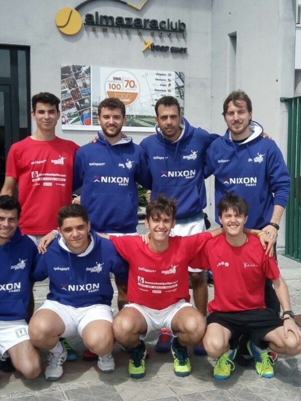 Un grupo de jóvenes posando frente a la entrada de un club deportivo. Todos están vestidos con sudaderas azules y rojas con la marca 'Nixon' y 'Gaisport'. La imagen muestra una celebración o reunión deportiva.