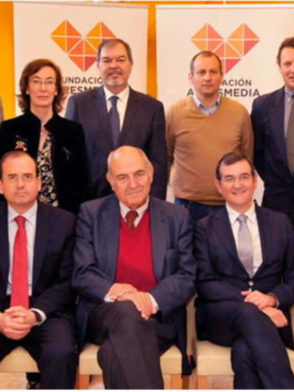 Reunión de la Fundación ASEMmedia en un ambiente formal y profesional.