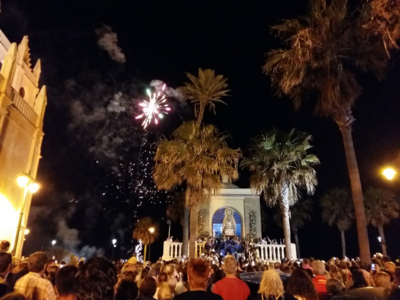 Fuegos artificiales sobre la Plaza de la Catedral en la noche de la Virgen de la Victoria en Málaga, España.