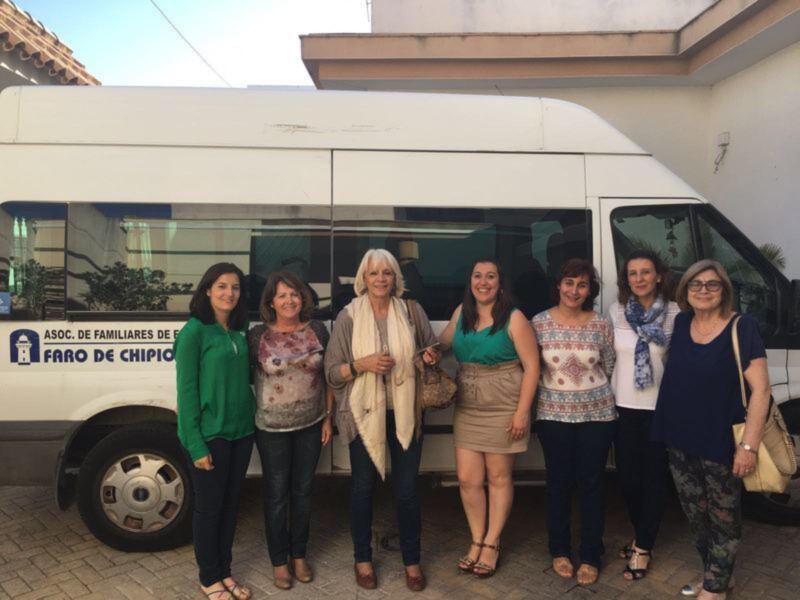 Gruppo di donne in posa davanti a un furgone della Faro de Chipiona.