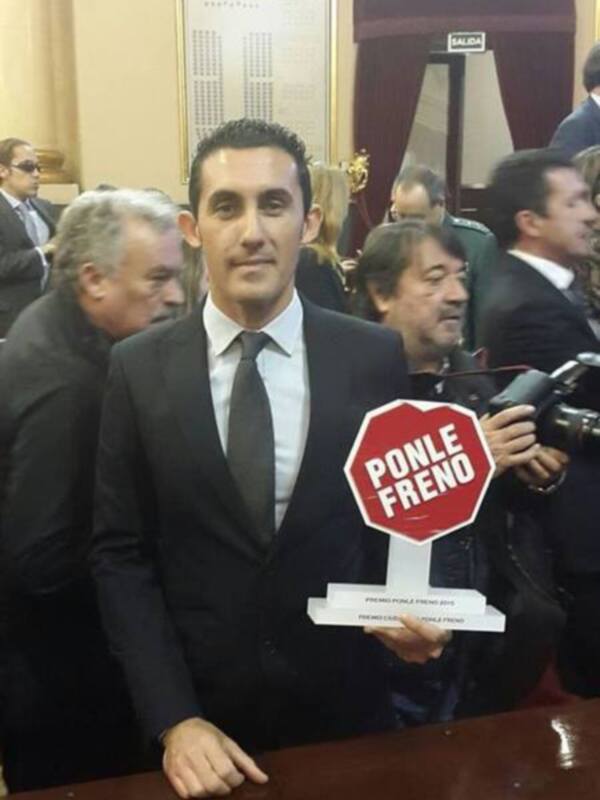 Persona con el premio 'Ponle Freno' en un evento formal.