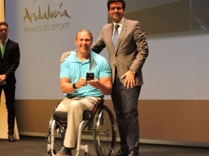 Premio Andalucía para un atleta paralímpico en una ceremonia de reconocimiento deportivo.