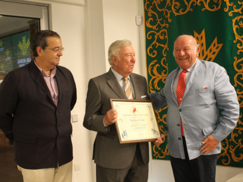 Entrega de un reconocimiento en un evento formal.